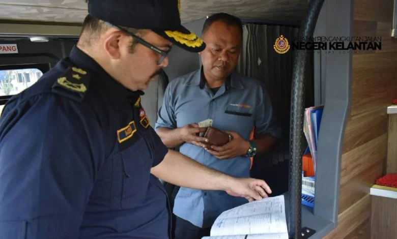 Mohd Misuari melakukan pemeriksaan pemakaian tali pinggang keledar membabitkan bas ekspres dan persiaran. - Foto ihsan JPJ Kelantan