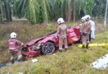 Suami isteri maut, Ford Mustang rempuh tiang elektrik