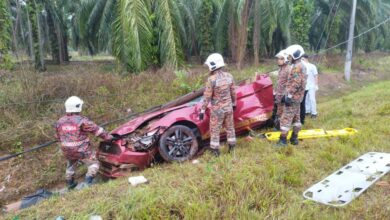Suami isteri maut, Ford Mustang rempuh tiang elektrik