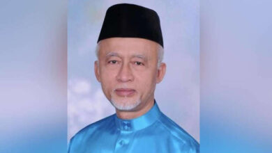 Umno veterans defend Dr Akmal, accuse DAP of politicising upside-down flag issue