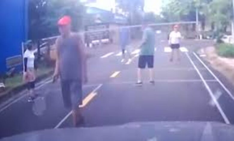 Disaman kerana main badminton atas jalan