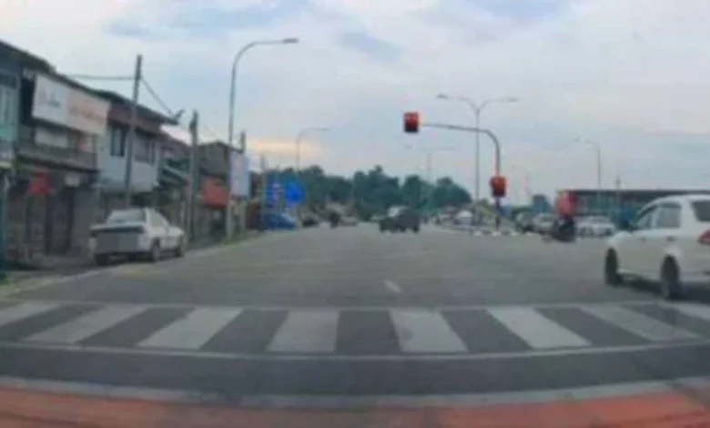 Calon SPM maut, motosikal dirempuh kereta disyaki langgar lampu isyarat merah