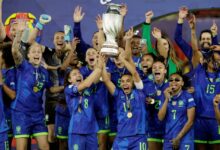Brazil juara lagi, tewaskan Colombia menerusi penentuan penalti dramatik Reuters facebook sharing buttonwhatsapp sharing buttontwitter sharing button SKUAD wanita Brazil meraikan kejayaan muncul juara Copa America. FOTO Reuters SKUAD wanita Brazil meraikan kejayaan muncul juara Copa America. FOTO Reuters Quito: Brazil mempertahankan kejuaraan Copa America Wanita dengan penuh dramatik selepas menewaskan Colombia 5-4 menerusi penentuan sepakan penalti dalam aksi final yang berakhir 4-4 selepas masa tambahan, awal pagi tadi. Kejayaan itu menyaksikan Brazil merangkul gelaran kesembilan kejohanan berprestij benua Amerika Selatan itu. Colombia terlebih dahulu mengejutkan lawan menerusi jaringan Linda Caicedo pada minit ke-25, namun Brazil kembali menyamakan kedudukan menerusi sepakan penalti Angelina sebelum tamat separuh masa pertama. Tarciane menjaringkan gol sendiri pada minit ke-69 sekali lagi meletakkan Colombia di depan, namun Amanda Gutierres menyamakan kedudukan buat Brazil pada minit ke-80. Disyorkan Azeez bawa misi besar di Kedah 'Saya kesal dituduh perogol' - Asyraf 'Siapa lebih jantan' JDT beri amaran kepada pasukan Liga Super, belasah Hougang United 12-0 'Liga Super 2025/2026 dijangka suram akibat kehilangan ratusan ribu penyokong' Mayra Ramirez kemudian seperti mahu memastikan kejuaraan milik Colombia apabila meledak gol ketiga pasukannya dua minit sebelum tamat permainan. ADVERTISEMENT Tech stock video 3 5Feb25Tech stock video 3 5Feb25 Namun, bintang veteran Brazil, Marta muncul wira apabila menjaringkan gol penyamaan dalam masa kecederaan dan kemudian menambah satu lagi jaringan pada masa tambahan. Leicy Santos memastikan saingan berlanjutan ke penentuan penalti apabila menyamakan kedudukan 4-4 menerusi sepakan percuma menakjubkan. Dalam penentuan penalti, penjaga gol Brazil, Lorena menjadi wira apabila menyelamatkan sepakan pemain Colombia, Carabali untuk memastikan kemenangan milik skuad Samba. Kejayaan ini bukan saja mengukuhkan dominasi Brazil dalam bola sepak wanita Amerika Selatan, tetapi turut menjadi detik penuh emosional buat Marta yang dijangka bersara daripada pentas antarabangsa tidak lama lagi.