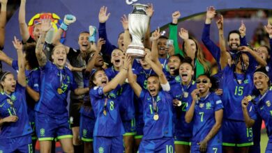 Brazil juara lagi, tewaskan Colombia menerusi penentuan penalti dramatik Reuters facebook sharing buttonwhatsapp sharing buttontwitter sharing button SKUAD wanita Brazil meraikan kejayaan muncul juara Copa America. FOTO Reuters SKUAD wanita Brazil meraikan kejayaan muncul juara Copa America. FOTO Reuters Quito: Brazil mempertahankan kejuaraan Copa America Wanita dengan penuh dramatik selepas menewaskan Colombia 5-4 menerusi penentuan sepakan penalti dalam aksi final yang berakhir 4-4 selepas masa tambahan, awal pagi tadi. Kejayaan itu menyaksikan Brazil merangkul gelaran kesembilan kejohanan berprestij benua Amerika Selatan itu. Colombia terlebih dahulu mengejutkan lawan menerusi jaringan Linda Caicedo pada minit ke-25, namun Brazil kembali menyamakan kedudukan menerusi sepakan penalti Angelina sebelum tamat separuh masa pertama. Tarciane menjaringkan gol sendiri pada minit ke-69 sekali lagi meletakkan Colombia di depan, namun Amanda Gutierres menyamakan kedudukan buat Brazil pada minit ke-80. Disyorkan Azeez bawa misi besar di Kedah 'Saya kesal dituduh perogol' - Asyraf 'Siapa lebih jantan' JDT beri amaran kepada pasukan Liga Super, belasah Hougang United 12-0 'Liga Super 2025/2026 dijangka suram akibat kehilangan ratusan ribu penyokong' Mayra Ramirez kemudian seperti mahu memastikan kejuaraan milik Colombia apabila meledak gol ketiga pasukannya dua minit sebelum tamat permainan. ADVERTISEMENT Tech stock video 3 5Feb25Tech stock video 3 5Feb25 Namun, bintang veteran Brazil, Marta muncul wira apabila menjaringkan gol penyamaan dalam masa kecederaan dan kemudian menambah satu lagi jaringan pada masa tambahan. Leicy Santos memastikan saingan berlanjutan ke penentuan penalti apabila menyamakan kedudukan 4-4 menerusi sepakan percuma menakjubkan. Dalam penentuan penalti, penjaga gol Brazil, Lorena menjadi wira apabila menyelamatkan sepakan pemain Colombia, Carabali untuk memastikan kemenangan milik skuad Samba. Kejayaan ini bukan saja mengukuhkan dominasi Brazil dalam bola sepak wanita Amerika Selatan, tetapi turut menjadi detik penuh emosional buat Marta yang dijangka bersara daripada pentas antarabangsa tidak lama lagi.