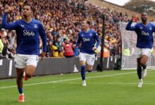 NDIAYE (kiri) meraikan jaringan kedua Everton yang diseMpurnakannya. FOTO Reuters