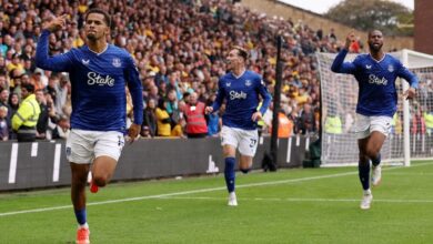 NDIAYE (kiri) meraikan jaringan kedua Everton yang diseMpurnakannya. FOTO Reuters