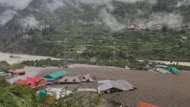 KAMPUNG Dharali di negeri Uttarakhand dilanda kemusnahan teruk selepas hujan sangat lebat mencetuskan banjir kilat hari ini. - AGENSI