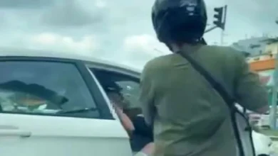Pemandu wanita langgar tiga penunggang motosikal, serang dengan pisau ditahan