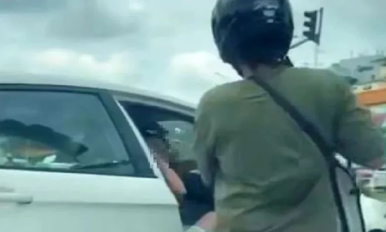 Pemandu wanita langgar tiga penunggang motosikal, serang dengan pisau ditahan