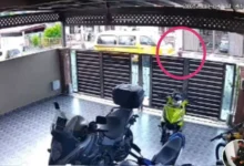 Gambar tangkap layar kamera litar tertutup (CCTV) menunjukkan kanak-kanak berusia enam tahun (dalam bulatan) yang cedera di beberapa bahagian badan selepas dilanggar van sekolah.