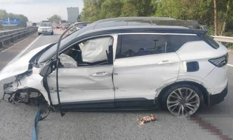 2 maut tercampak, MPV terbabas rempuh besi penghadang