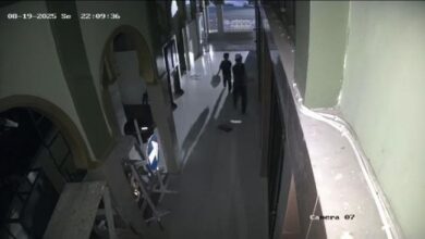 Tangkap layar menunjukkan si bapa mangajak anaknya untuk mencuri tabung masjid. - Istimewa
