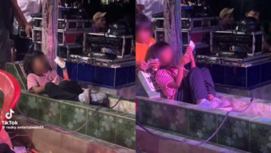Gadis baring atas kubur tonton konsert