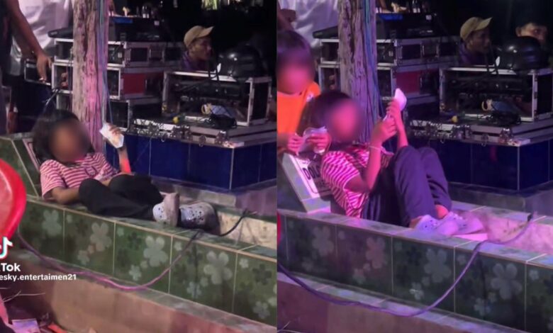 Gadis baring atas kubur tonton konsert