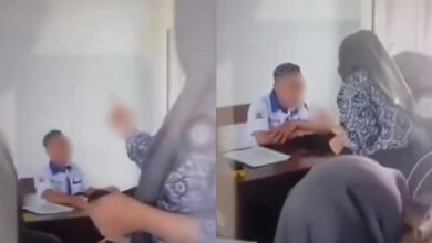Pelajar perempuan tunjuk jari tengah kepada guru