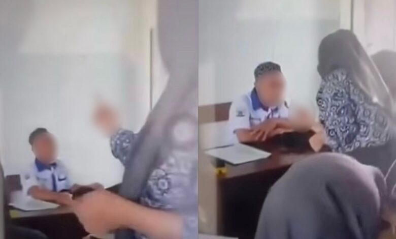 Pelajar perempuan tunjuk jari tengah kepada guru
