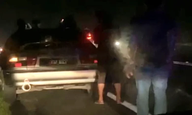 Dua maut dirempuh ketika van kehabisan minyak berhenti di tepi jalan