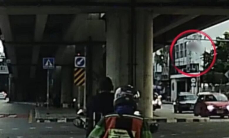 Penunggang motosikal terlelap, pembonceng tercampak dari jejantas