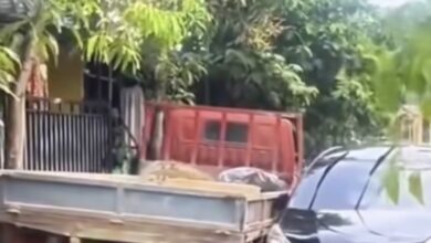 Bila ditegur marah, akhirnya kereta kena geser lori
