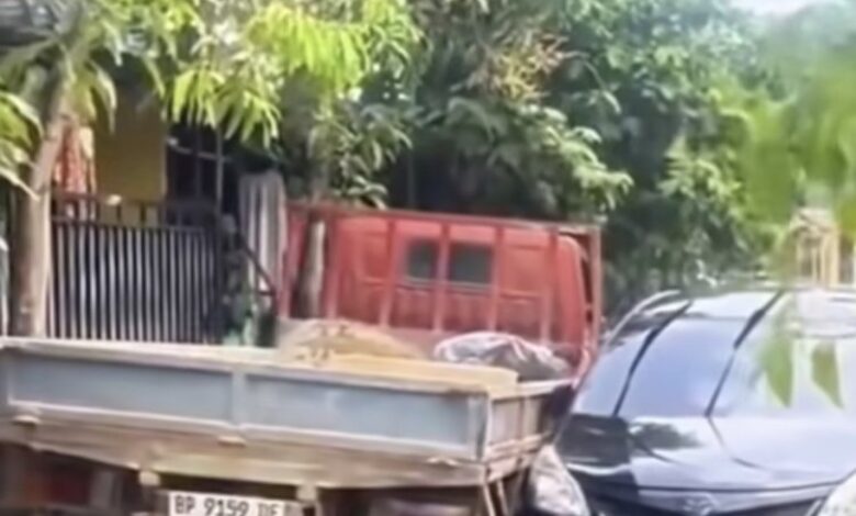Bila ditegur marah, akhirnya kereta kena geser lori