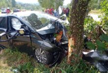 Kereta langgar pokok, suami isteri parah, anak kembar cedera