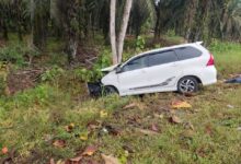 Suami isteri maut, kereta langgar pokok