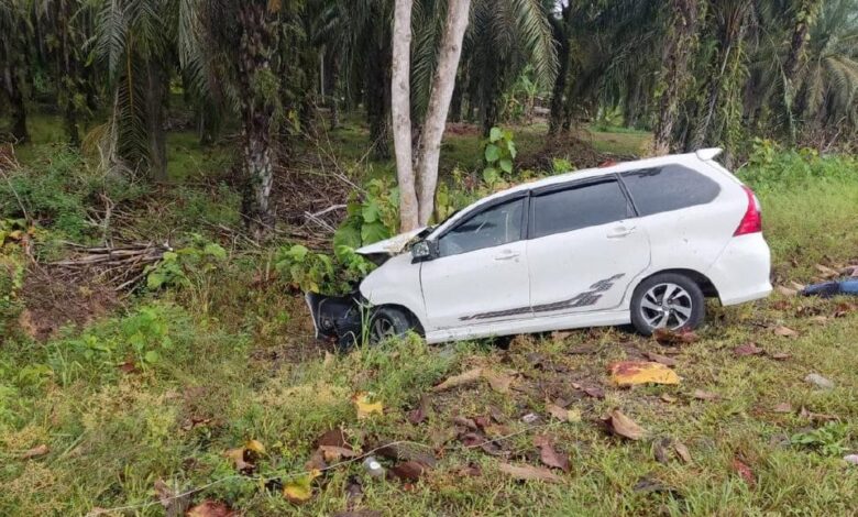 Suami isteri maut, kereta langgar pokok