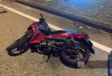 Pelajar Tingkatan Tiga maut dan dua rakannya cedera apabila dua motosikal dinaiki mereka bergesel sesama sendiri awal pagi tadi. Foto ihsan pembaca