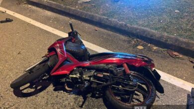Pelajar Tingkatan Tiga maut dan dua rakannya cedera apabila dua motosikal dinaiki mereka bergesel sesama sendiri awal pagi tadi. Foto ihsan pembaca