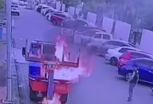 Seorang lelaki ditahan polis selepas bertindak membakar sebuah lori tunda milik MBJB di dalam depoh simpanan kenderaan di Johor Bahru Waterfront, di sini, kelmarin. - Foto tular