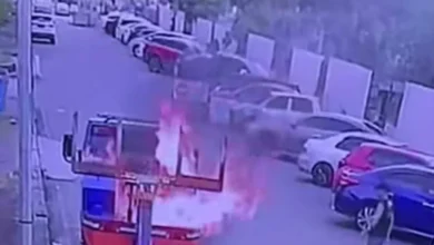 Seorang lelaki ditahan polis selepas bertindak membakar sebuah lori tunda milik MBJB di dalam depoh simpanan kenderaan di Johor Bahru Waterfront, di sini, kelmarin. - Foto tular