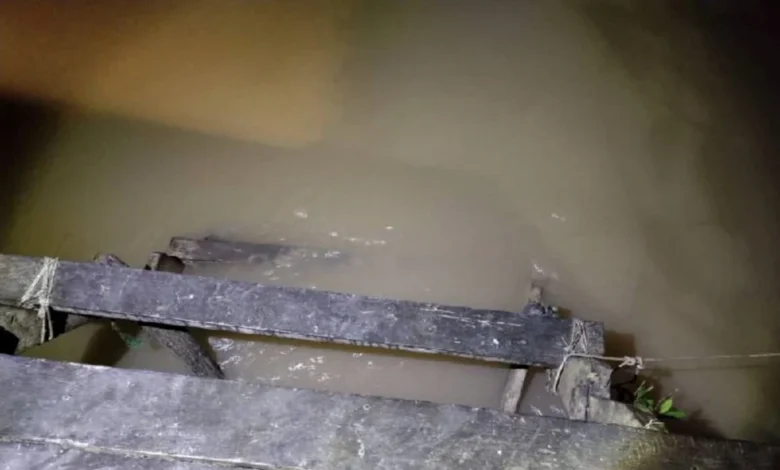 Hanya ada selipar dan tuala, warga emas dikhuatiri disambar buaya ketika mandi sungai