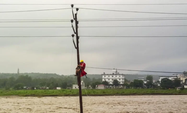 5 jam berpaut pada tiang elektrik