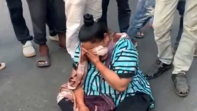 Wanita duduk di tengah jalan, merajuk roti puri tidak cukup