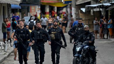 POLIS meronda di Favela Cidada Alta, Rio de Janeiro pada 10 Jun lalu. – AFP