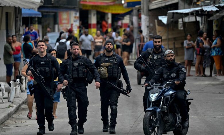 POLIS meronda di Favela Cidada Alta, Rio de Janeiro pada 10 Jun lalu. – AFP