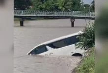 Toyota Alphard jatuh sungai bertembung kereta elak biawak, pemandu diselamatkan
