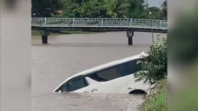 Toyota Alphard jatuh sungai bertembung kereta elak biawak, pemandu diselamatkan