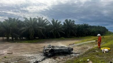 Pemandu maut, kereta hangus bertembung lori