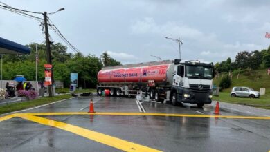 Pengawal keselamatan maut motosikalnya langgar lori tangki