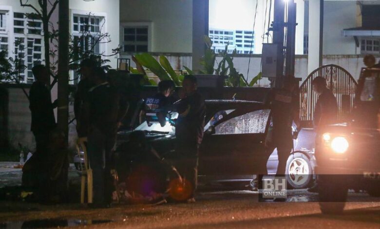 Lelaki dan wanita ditemukan dengan kesan tikaman di badan dipercayai dibunuh