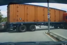Pemandu treler buat pusingan-U haram, langgar kereta diparkir di bahu jalan