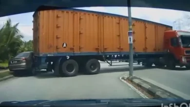 Pemandu treler buat pusingan-U haram, langgar kereta diparkir di bahu jalan