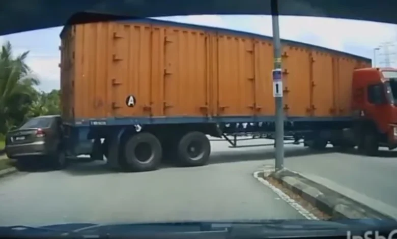 Pemandu treler buat pusingan-U haram, langgar kereta diparkir di bahu jalan