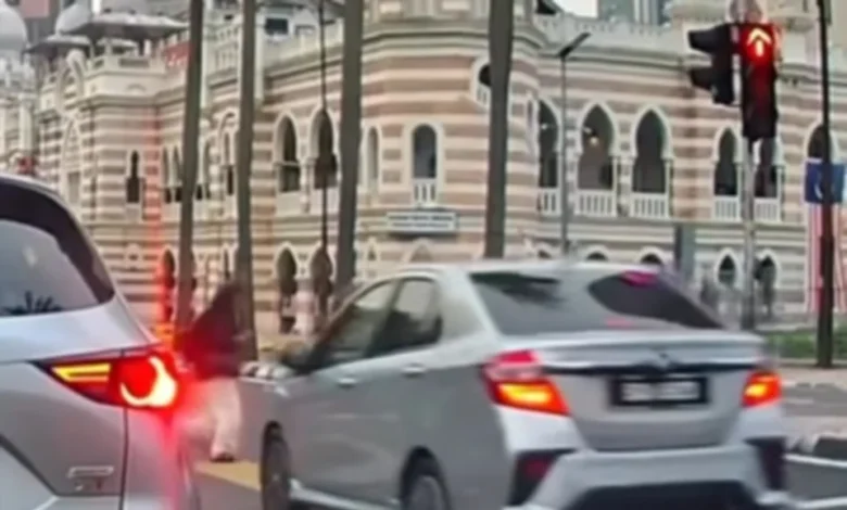 Pemandu e-hailing ditahan langgar lampu merah, nyaris langgar pejalan kaki dalam video tular