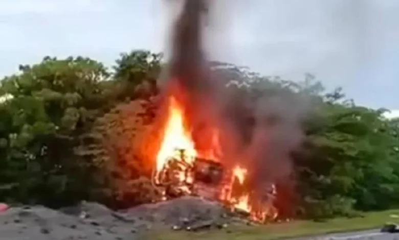 2 rentung, kereta terbakar dalam kemalangan