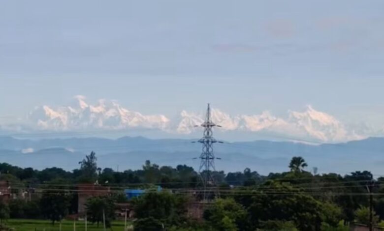 Lelaki rakam pemandangan menakjubkan Banjaran Himalaya selepas hujan
