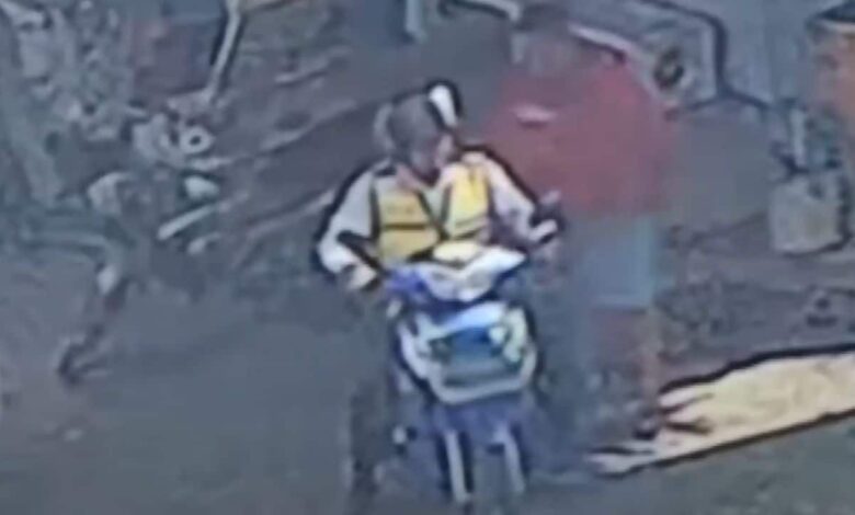 Wanita raba penunggang teksi motosikal sebelum kebas duit