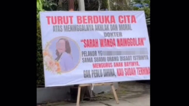 Isteri hantar sepanduk sindir kekasih gelap suami