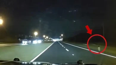 Anak kecil berlari di tengah lebuh raya waktu malam